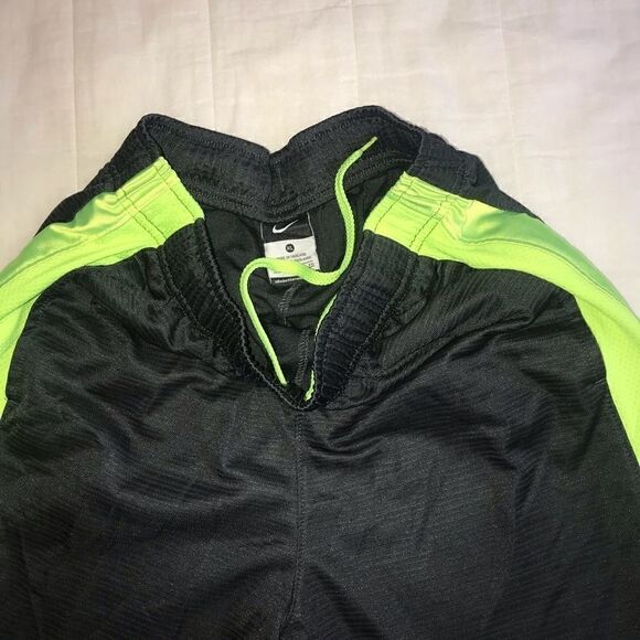 Nike boys athletic shorts size XL

Gently used - Picture 2 of 3